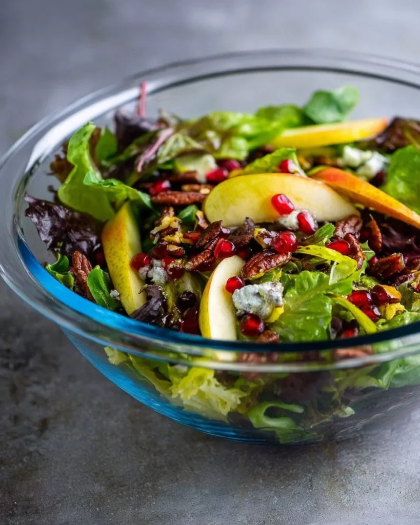 Fresh pear salad with mixed greens and vinaigrette dressing